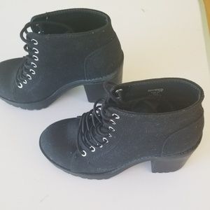 Cute chunky black heals